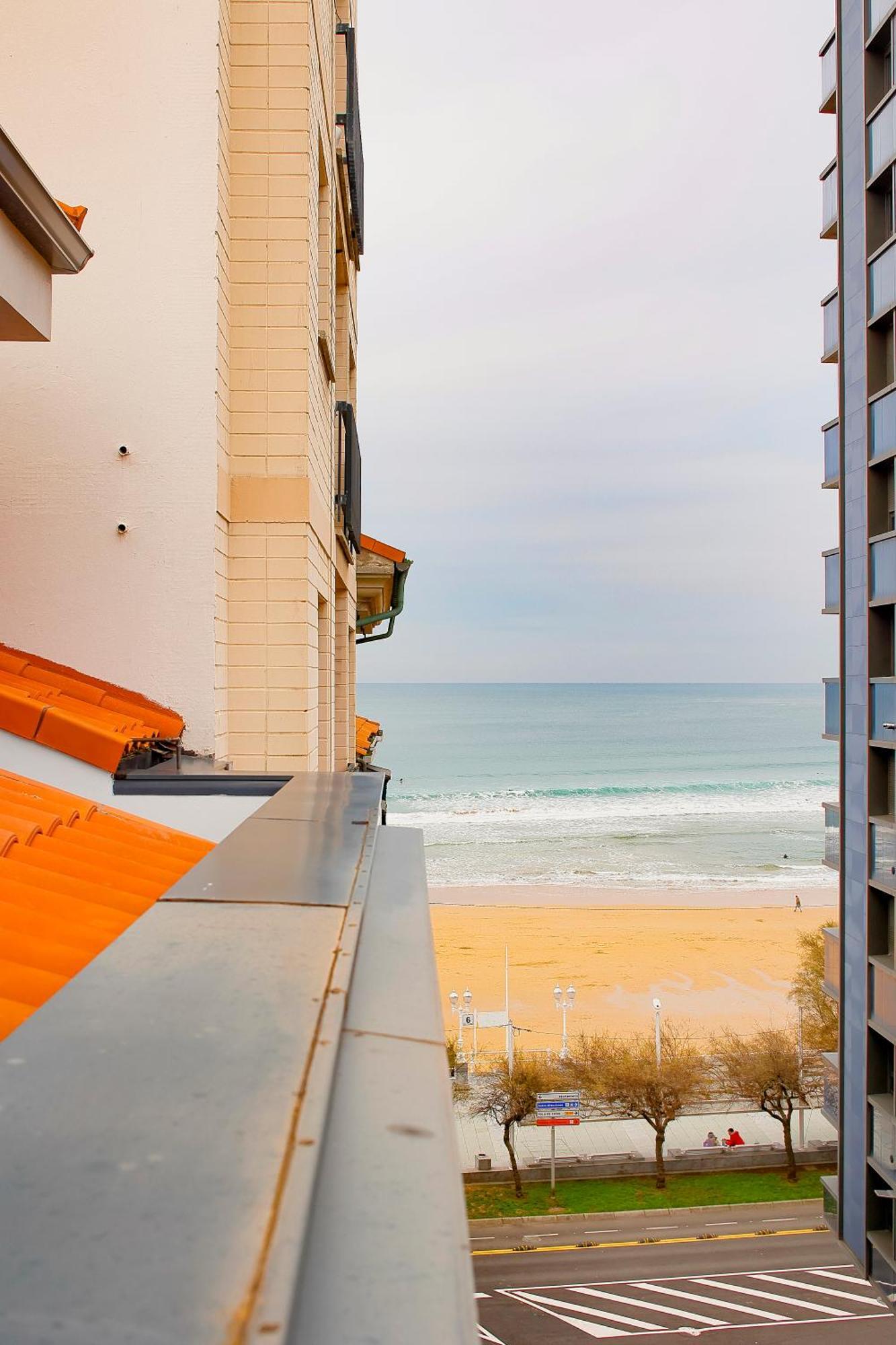 Atico Con Terraza En Playa De San Lorenzo Gijón Zewnętrze zdjęcie